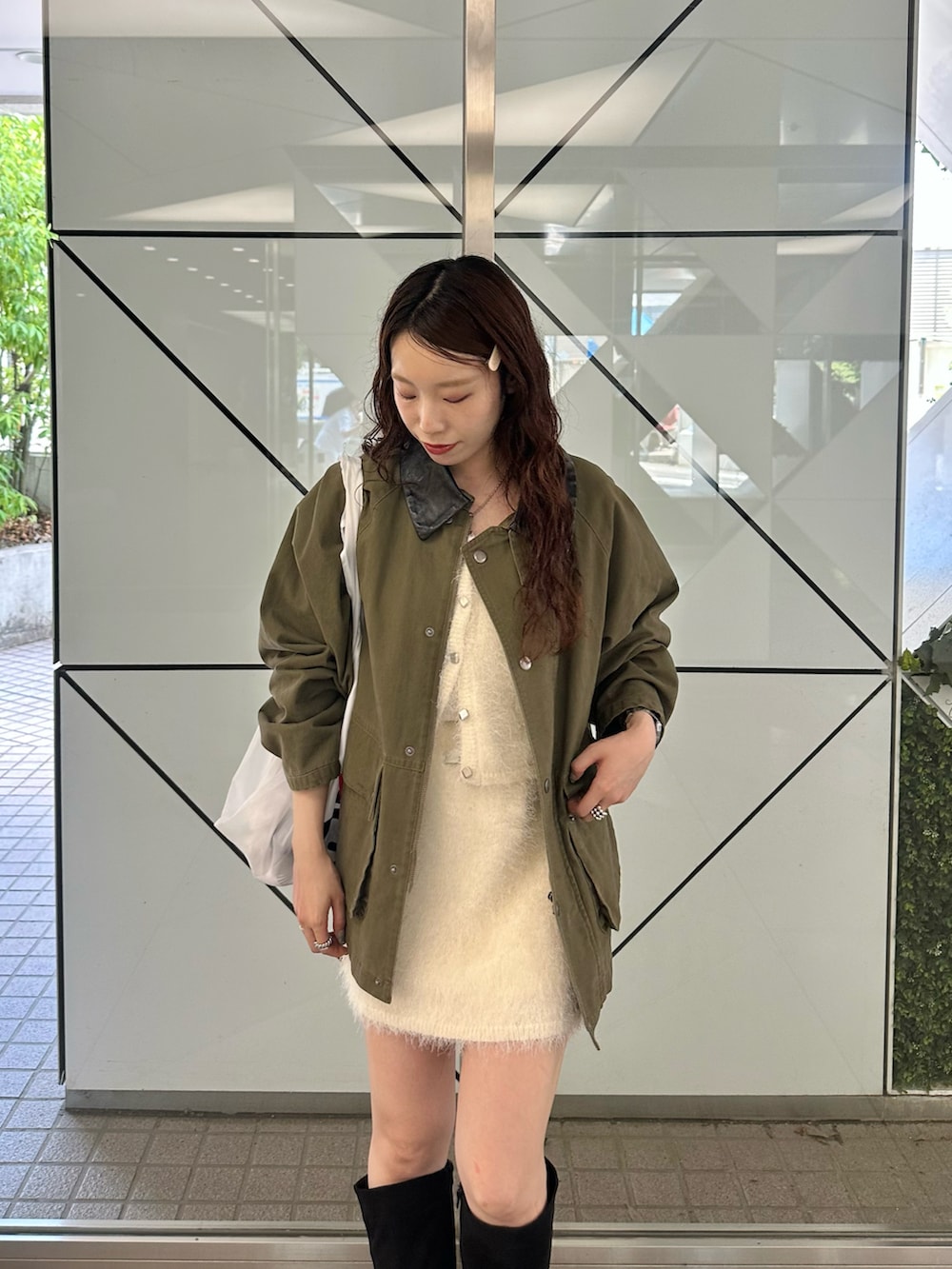 グリーン系のブルゾン、ホワイト系のカーディガン/ボレロ、ホワイト系のスカートを着用したレディースの夏コーディネートの2枚目の写真