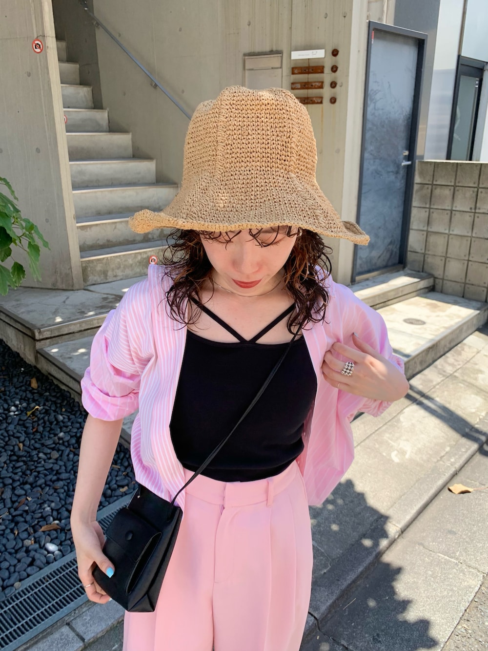 ピンク系のシャツ/ブラウス、ピンク系のスラックス、ブラック系のサンダルを着用したレディースの夏コーディネートの3枚目の写真