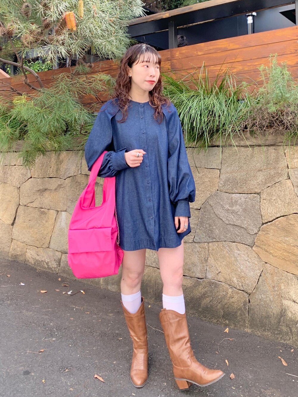 ブルー系のシャツ/ブラウス、ピンク系のトートバッグ、ブラウン系のブーツを着用したレディースの冬コーディネートの3枚目の写真