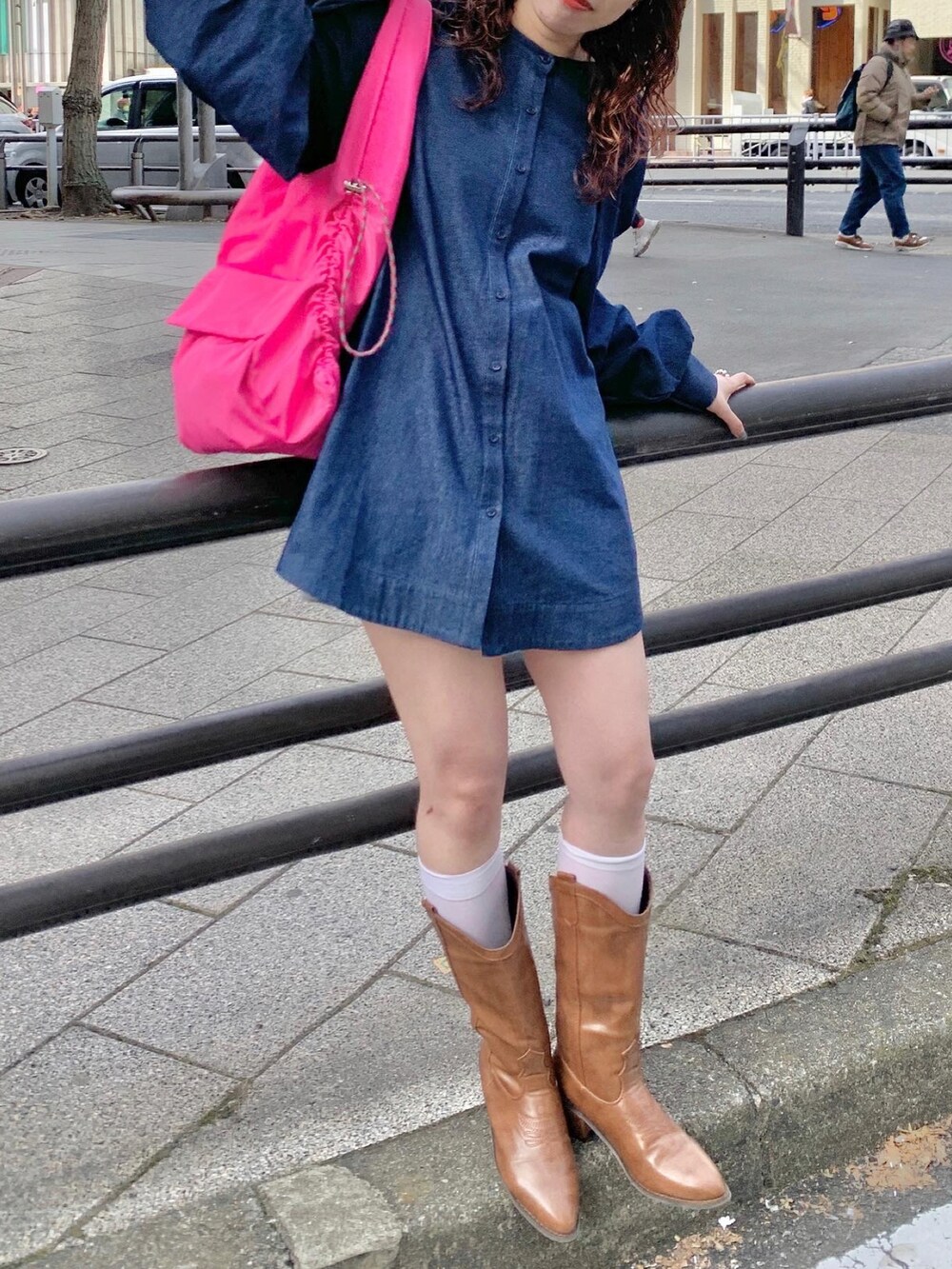 ブルー系のシャツ/ブラウス、ピンク系のトートバッグ、ブラウン系のブーツを着用したレディースの冬コーディネートの2枚目の写真