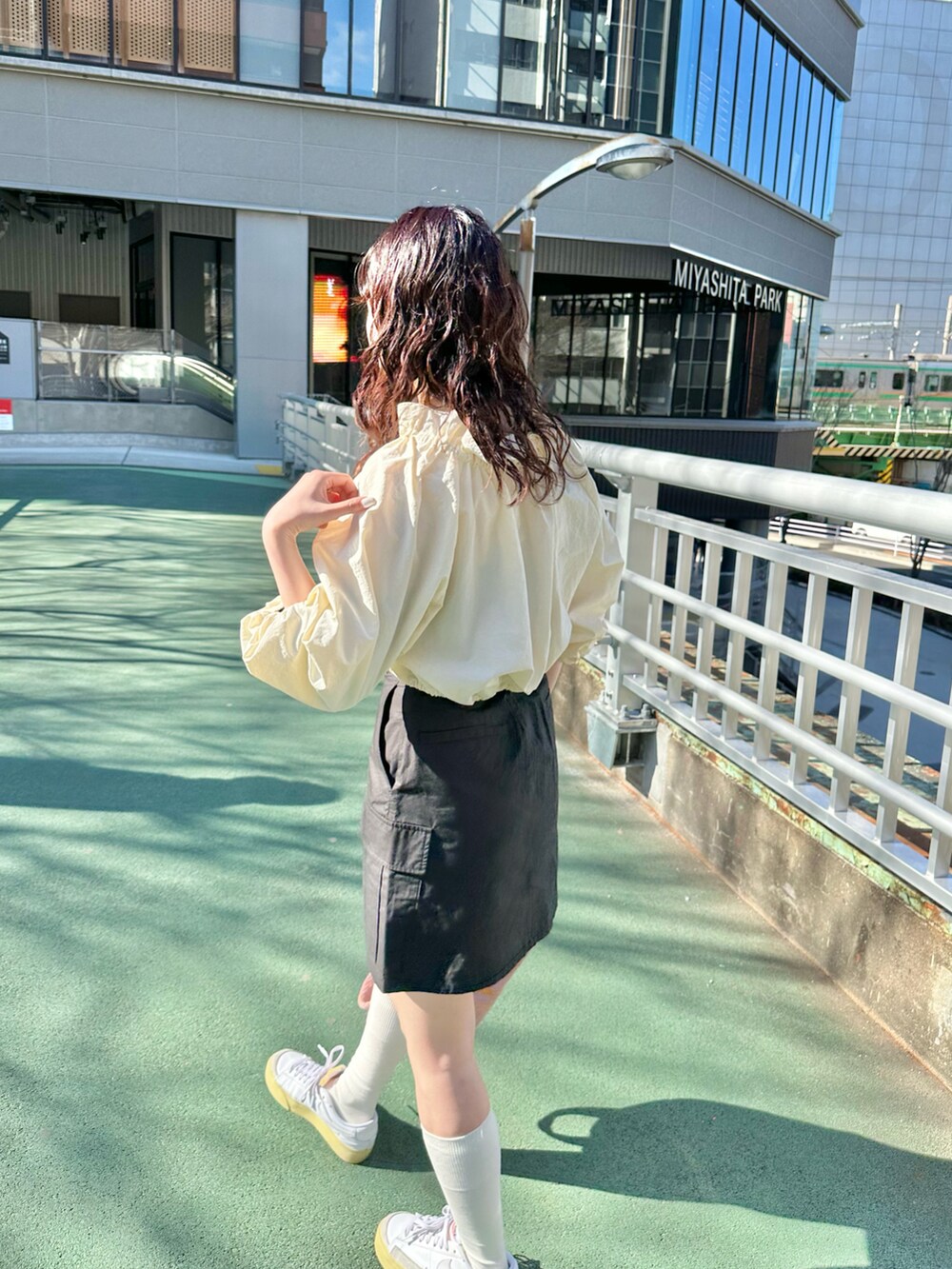 ホワイト系のシャツ/ブラウス、ブラック系のスカートを着用したレディースの春コーディネートの2枚目の写真