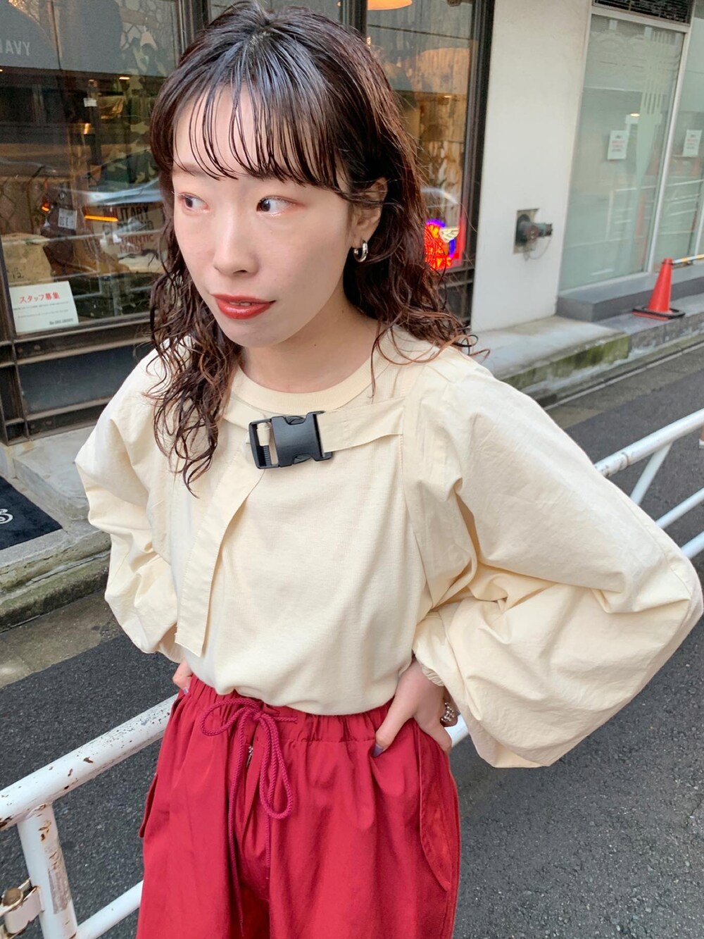 レッド系のカーゴパンツ、ホワイト系のカーディガン/ボレロを着用したレディースの冬コーディネートの3枚目の写真