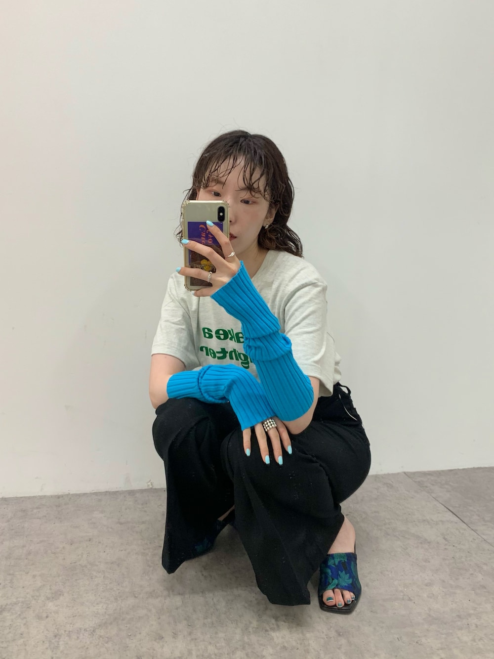 グレー系のTシャツ/カットソー、ブルー系のアームカバーを着用したレディースの夏コーディネートの3枚目の写真