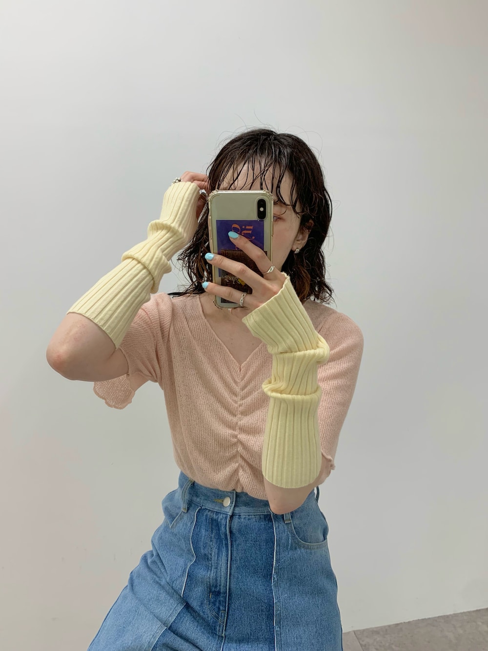 ピンク系のTシャツ/カットソー、ホワイト系のアームカバーを着用したレディースの夏コーディネートの3枚目の写真