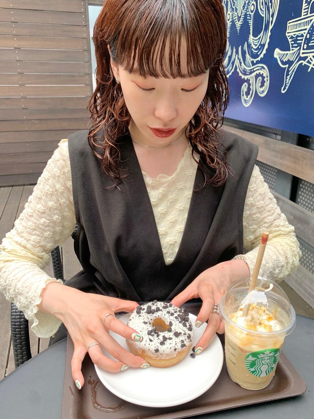 「秋先取りコーデ、ブラック、レイヤードスタイル、ベスト、ベストコーデ、ワラビー、モカシン、ミニワンピ、Kastane、秋コーデ」｜「Kastaneの【2022AWアイテム】Vあき2WAYベスト（ベスト、ブラック系）」を使った、miyabiさん（レディース・160cm）の夏コーディネートの3枚目の写真
