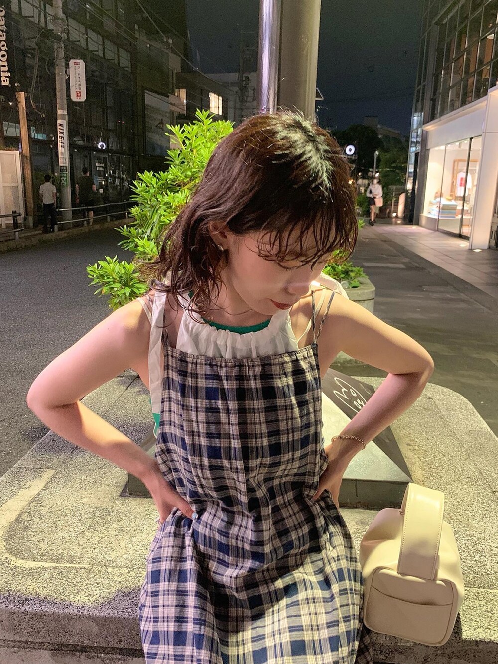 ブルー系のワンピース、ブルー系のワンピースを着用したレディースの夏コーディネートの2枚目の写真