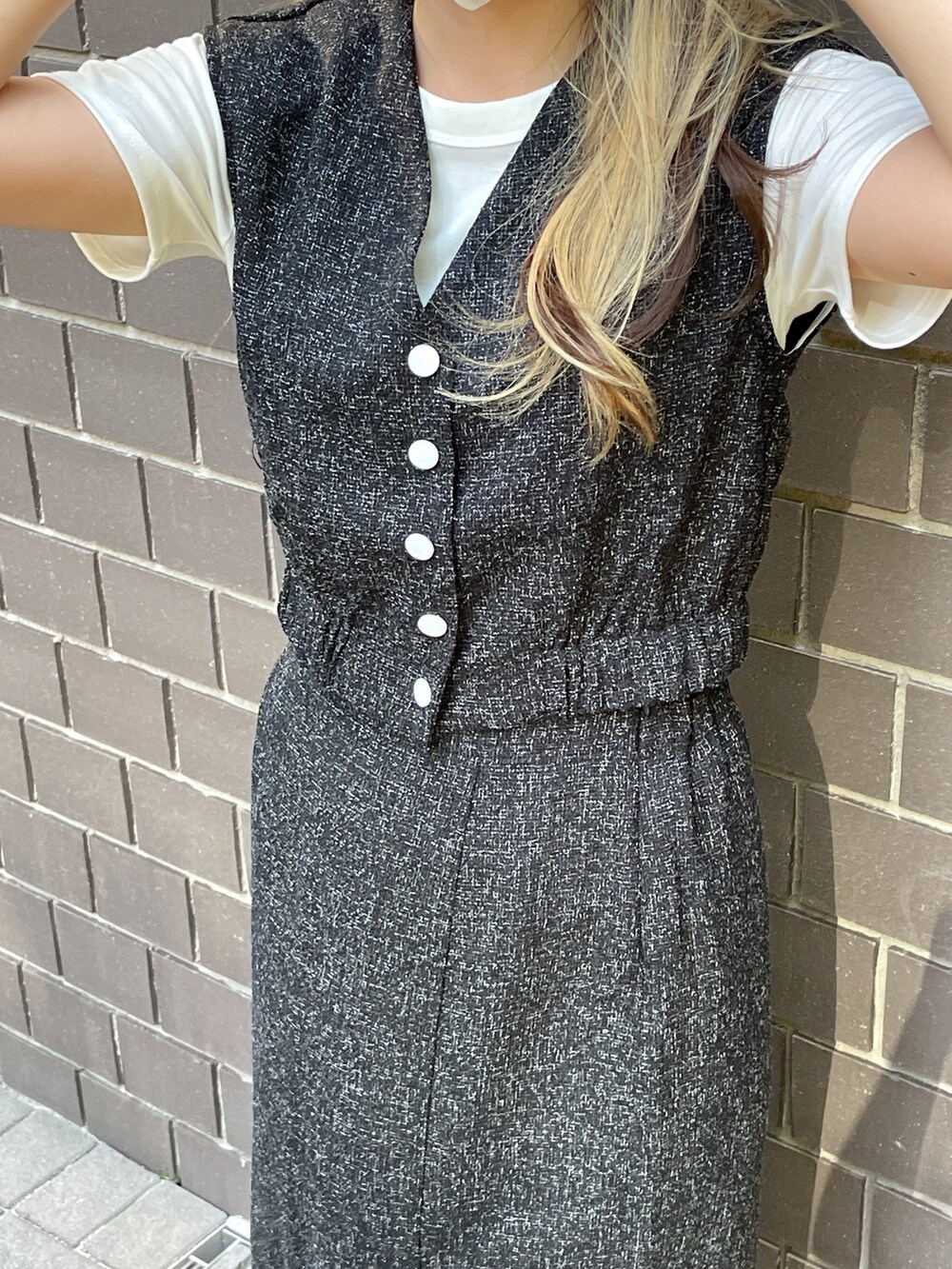 ブラック系のワンピース、ホワイト系のTシャツ/カットソーを着用したレディースの夏コーディネートの3枚目の写真