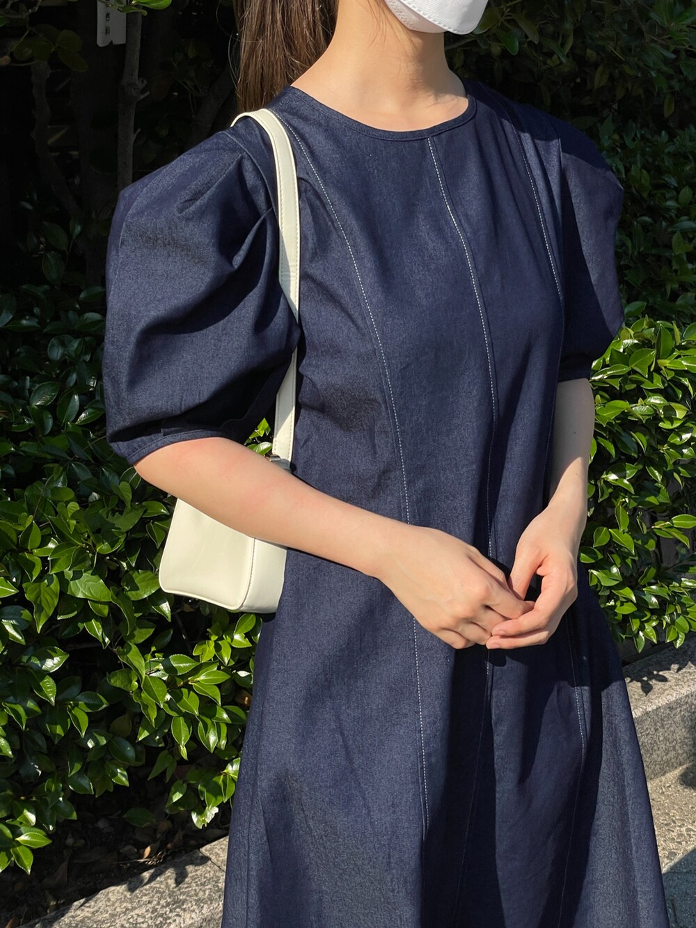 ブルー系のワンピース、ホワイト系のショルダーバッグ、ホワイト系のサンダルを着用したレディースの夏コーディネートの3枚目の写真