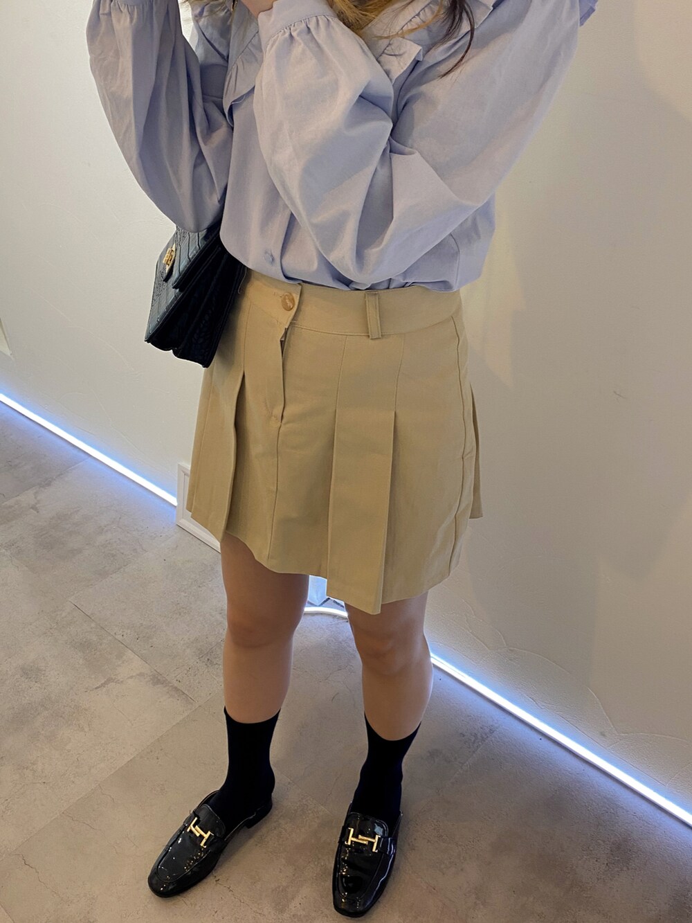 ブルー系のシャツ/ブラウス、ベージュ系のスカートを着用したレディースの春コーディネートの3枚目の写真