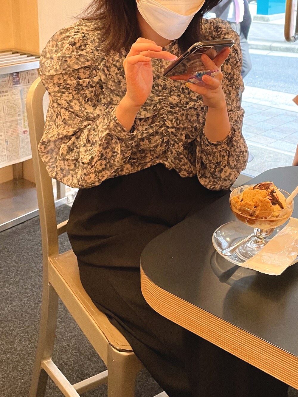 ブラック系のシャツ/ブラウス、ブラック系のスラックスを着用したレディースの春コーディネートの2枚目の写真