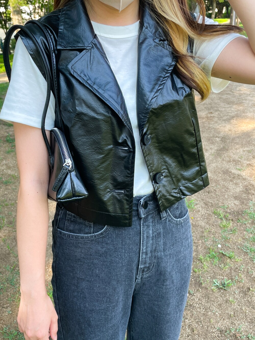 ブラック系のデニムパンツ、ブラック系のテーラードジャケット、ホワイト系のTシャツ/カットソーを着用したレディースの夏コーディネートの3枚目の写真