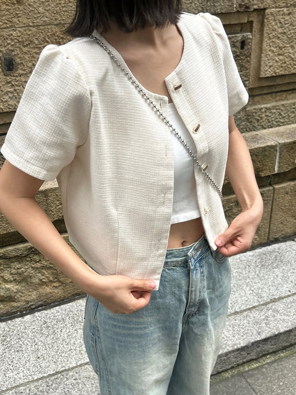 ブルー系のデニムパンツ、ホワイト系のシャツ/ブラウスを着用したレディースの夏コーディネートの3枚目の写真