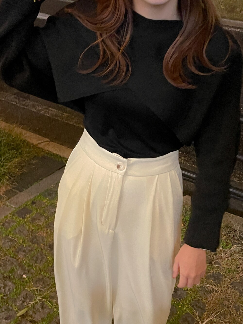 ホワイト系のスラックス、ブラック系のニット/セーターを着用したレディースの秋コーディネートの3枚目の写真