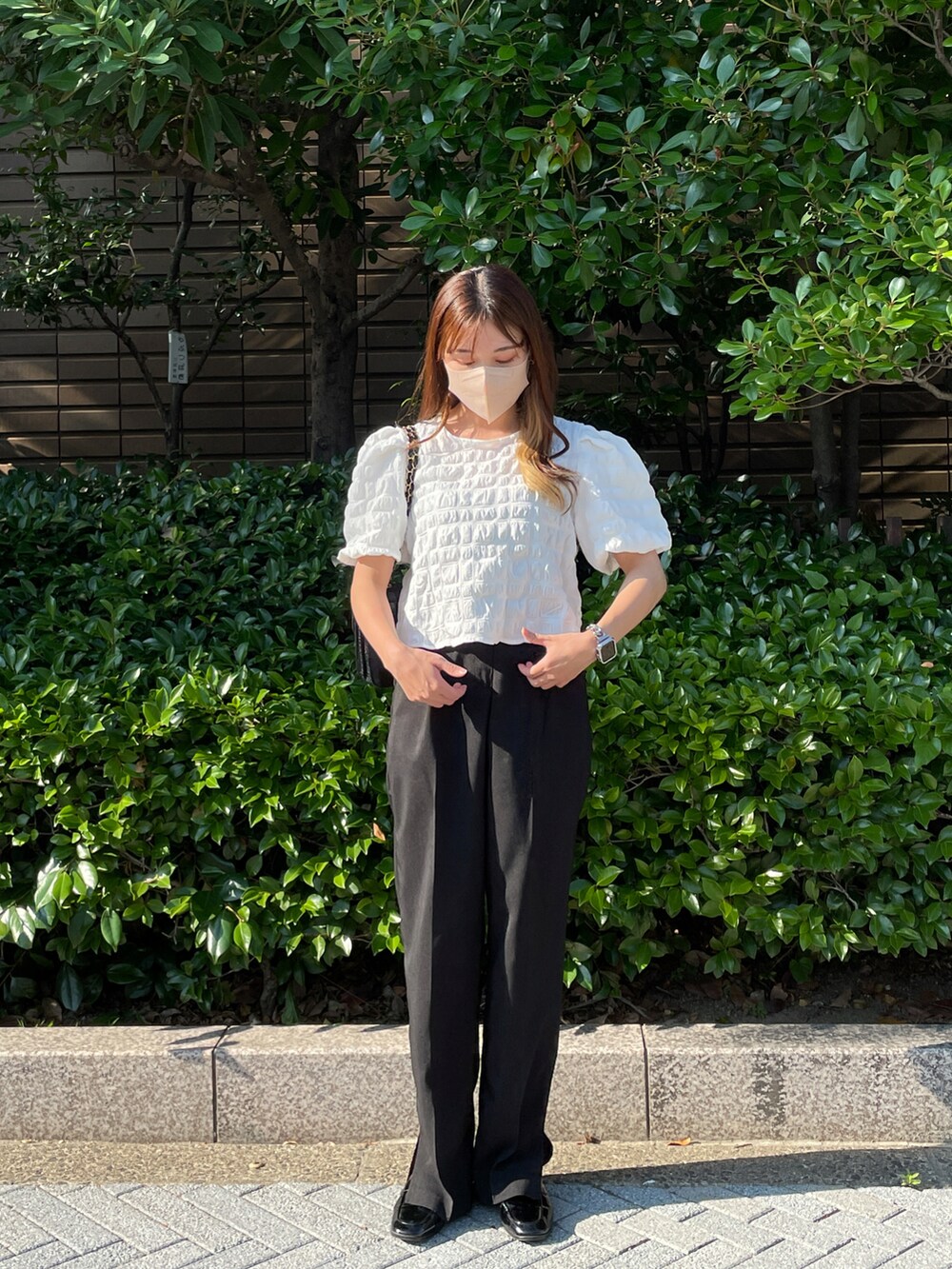 ホワイト系のシャツ/ブラウス、ブラック系のスラックスを着用したレディースの夏コーディネートの3枚目の写真