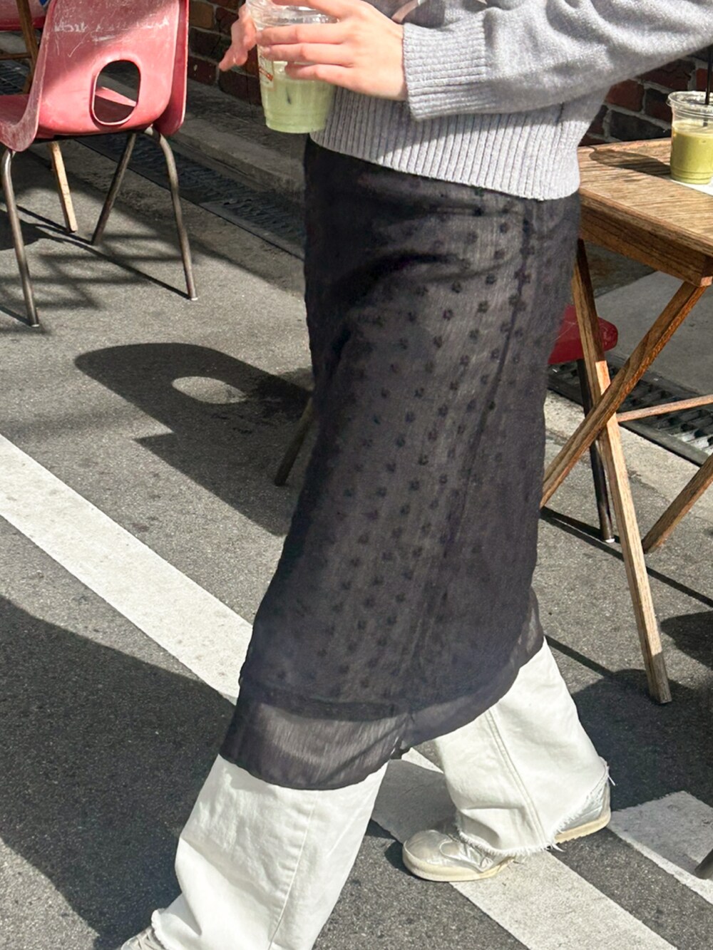 ブラック系のワンピース、グレー系のニット/セーターを着用したレディースの春コーディネートの3枚目の写真