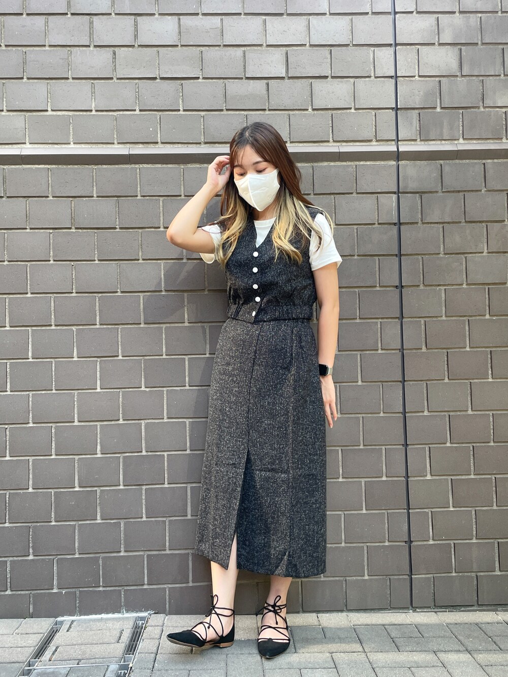 ブラック系のワンピース、ホワイト系のTシャツ/カットソーを着用したレディースの夏コーディネートの2枚目の写真