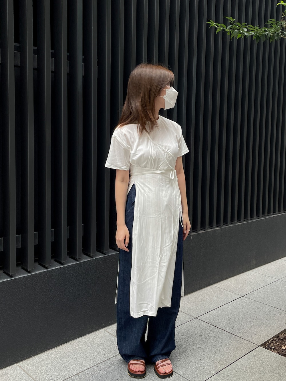 ホワイト系のワンピース、ブルー系のその他パンツ、ブラウン系のサンダルを着用したレディースの夏コーディネートの2枚目の写真