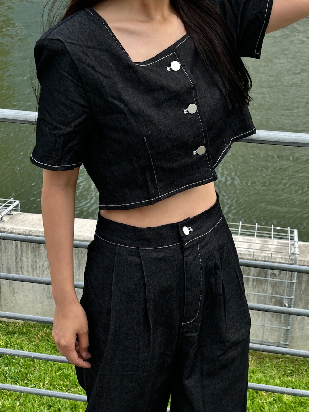 ブラック系のワンピース、ホワイト系のショルダーバッグを着用したレディースの夏コーディネートの3枚目の写真