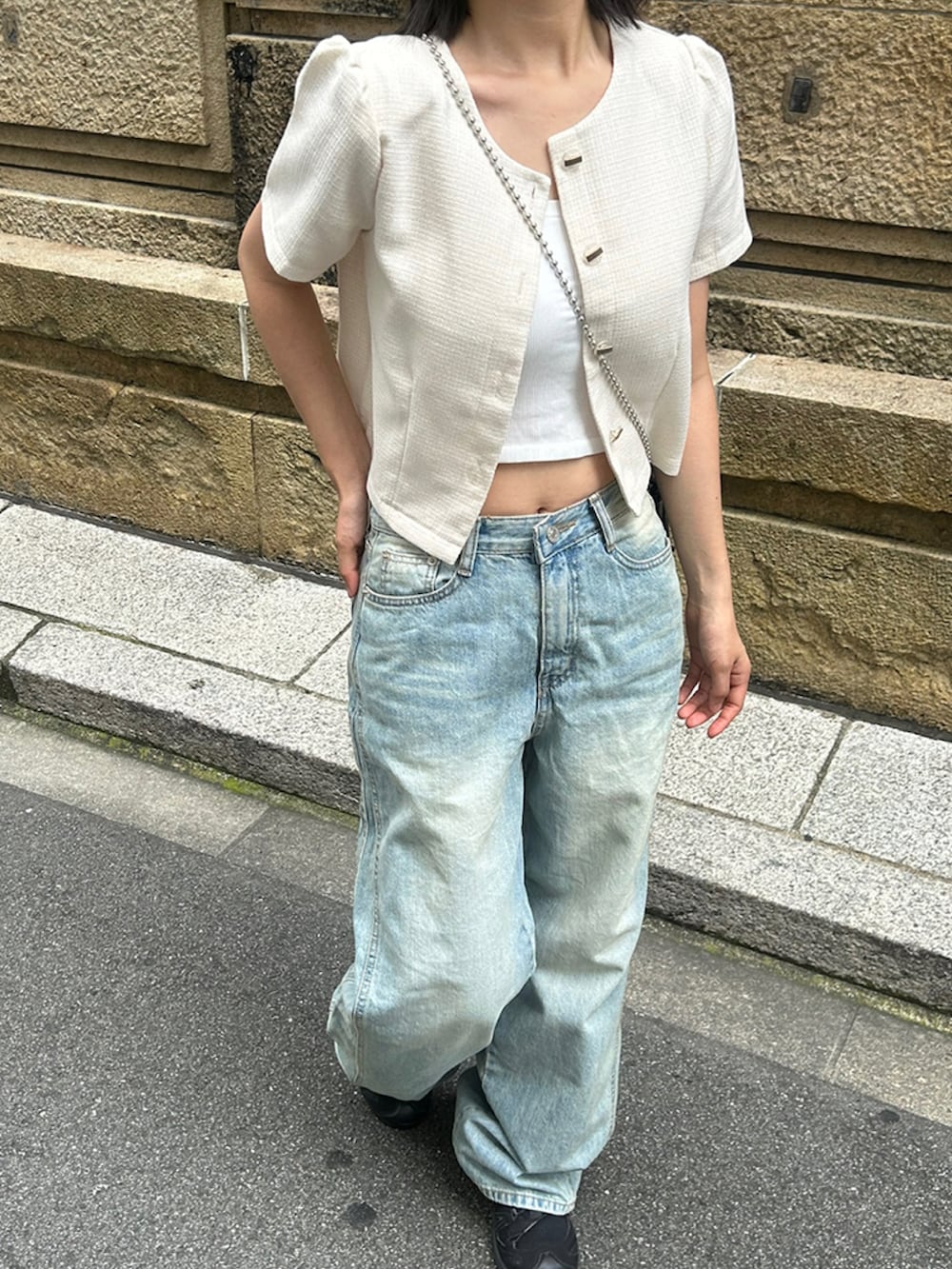 ブルー系のデニムパンツ、ホワイト系のシャツ/ブラウスを着用したレディースの夏コーディネートの2枚目の写真