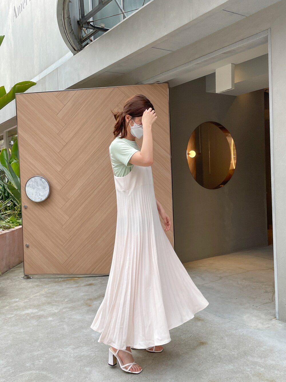 ピンク系のワンピース、グリーン系のTシャツ/カットソー、ホワイト系のサンダルを着用したレディースの夏コーディネートの2枚目の写真