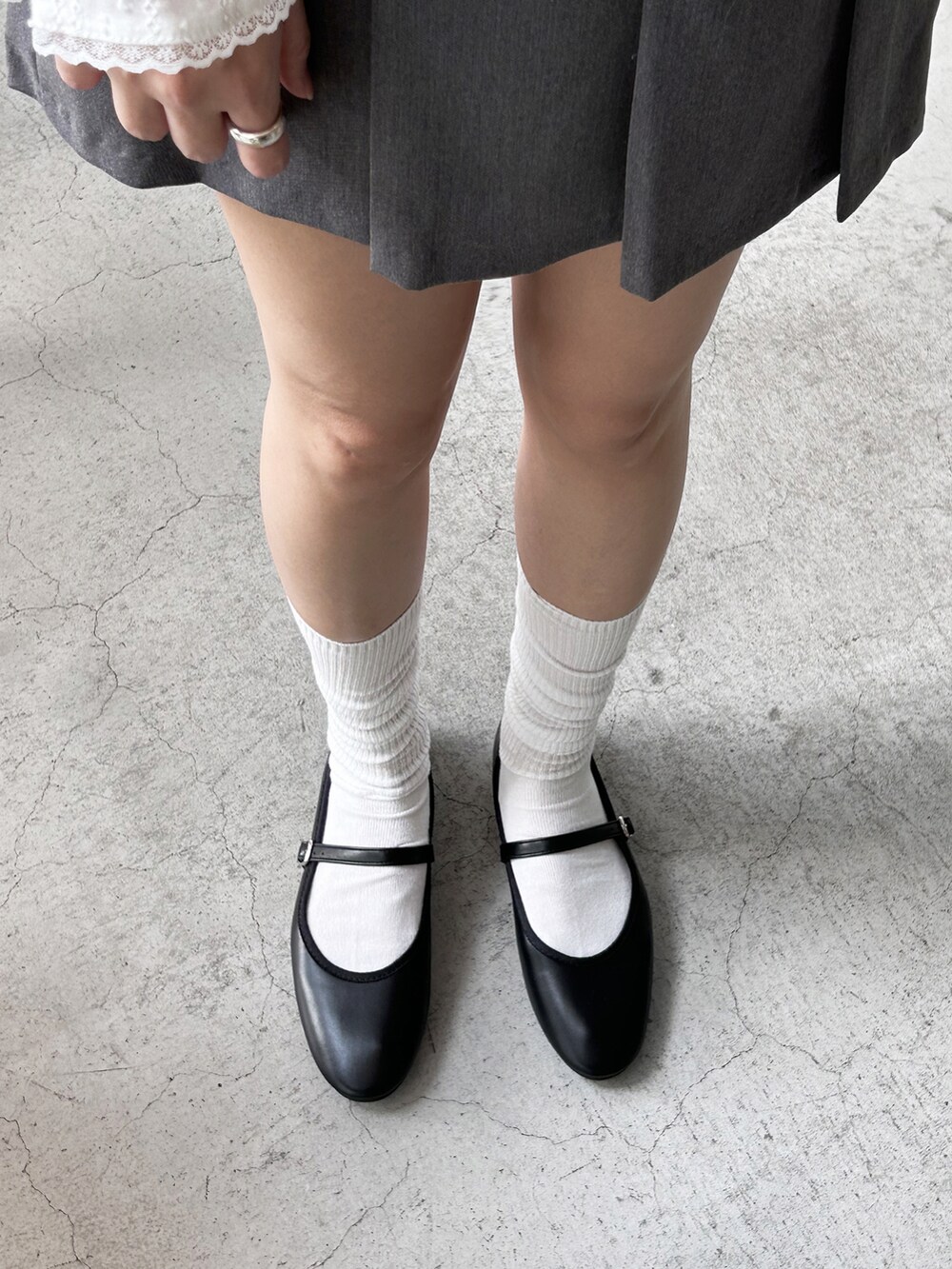 ホワイト系のシャツ/ブラウス、グレー系のスカート、ブラック系のバレエシューズを着用したレディースの春コーディネートの2枚目の写真