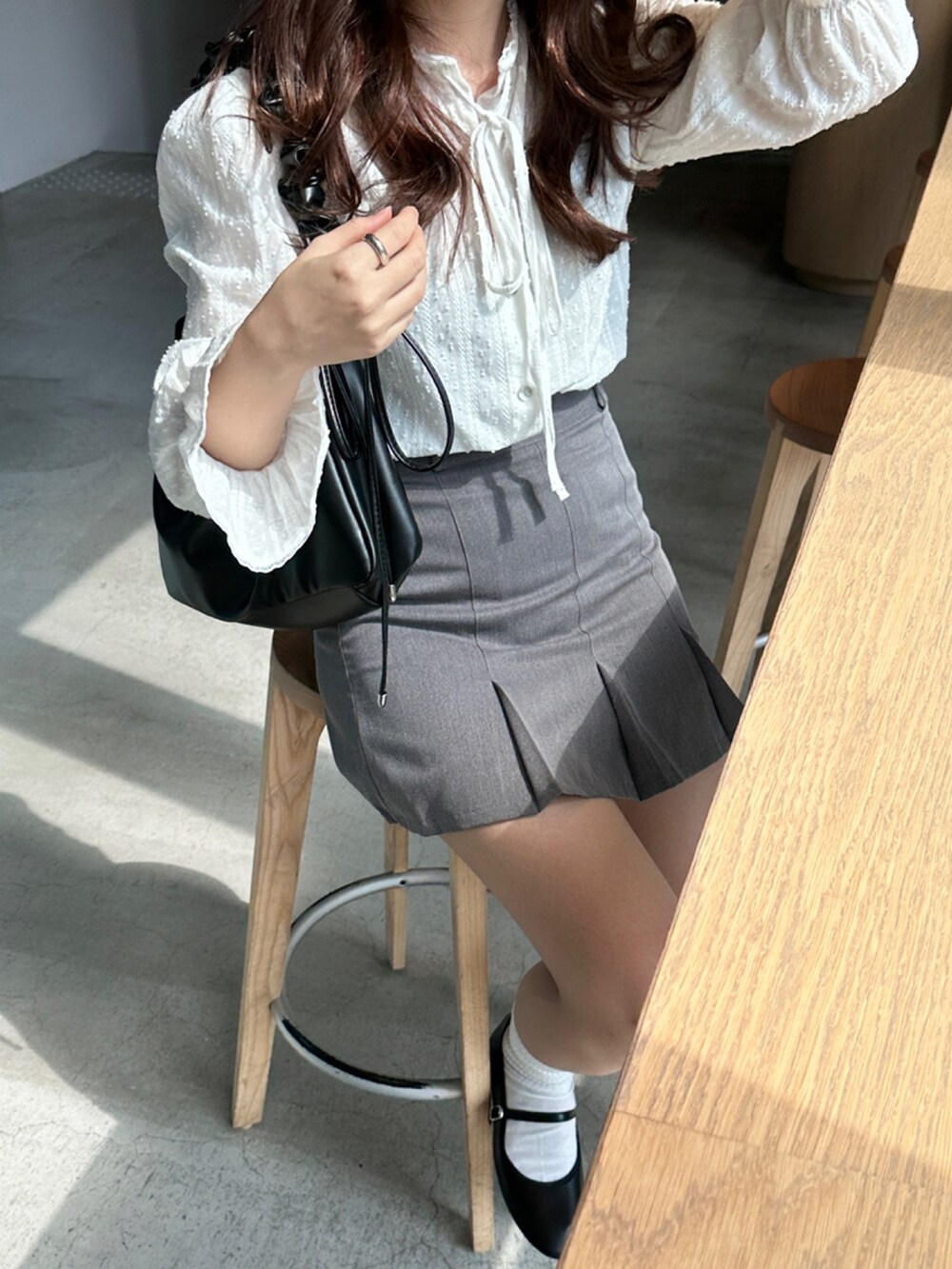 ホワイト系のシャツ/ブラウス、グレー系のスカート、ブラック系のバレエシューズを着用したレディースの春コーディネートの4枚目の写真