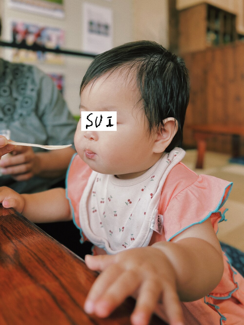 ピンク系のワンピース、ピンク系のサンダルを着用したキッズの夏コーディネートの4枚目の写真