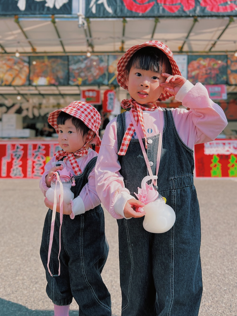 「女の子コーデ、姉妹コーデ、リンクコーデ、おそろいコーデ、休日スタイル、休日コーデ、お出かけコーデ、プチプラ、プチプラコーデ、春コーデ、春めき満開コーデ、チェック、リボン、オーバーオール、しまむら」｜「p.premierの２WAYリボン付きお花みたいなギンガムチェックハット（ハット、レッド系）」を使った、terukoさん（キッズ・100cm）の春コーディネートの3枚目の写真