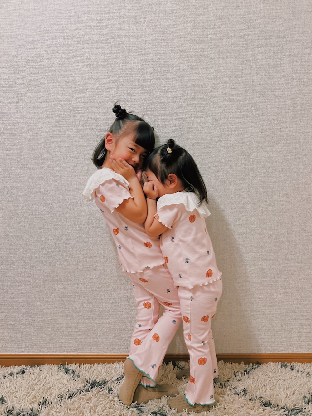 ピンク系のTシャツ/カットソー、ピンク系のパンツ、ホワイト系の付け襟を着用したキッズの春コーディネートの2枚目の写真