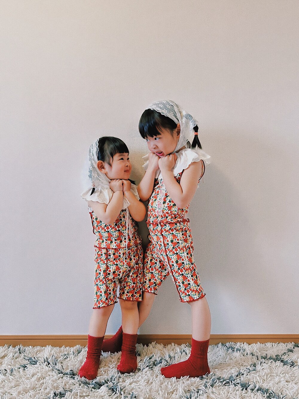 レッド系のタンクトップ、レッド系のその他パンツ、レッド系のタンクトップを着用したキッズの春コーディネートの2枚目の写真