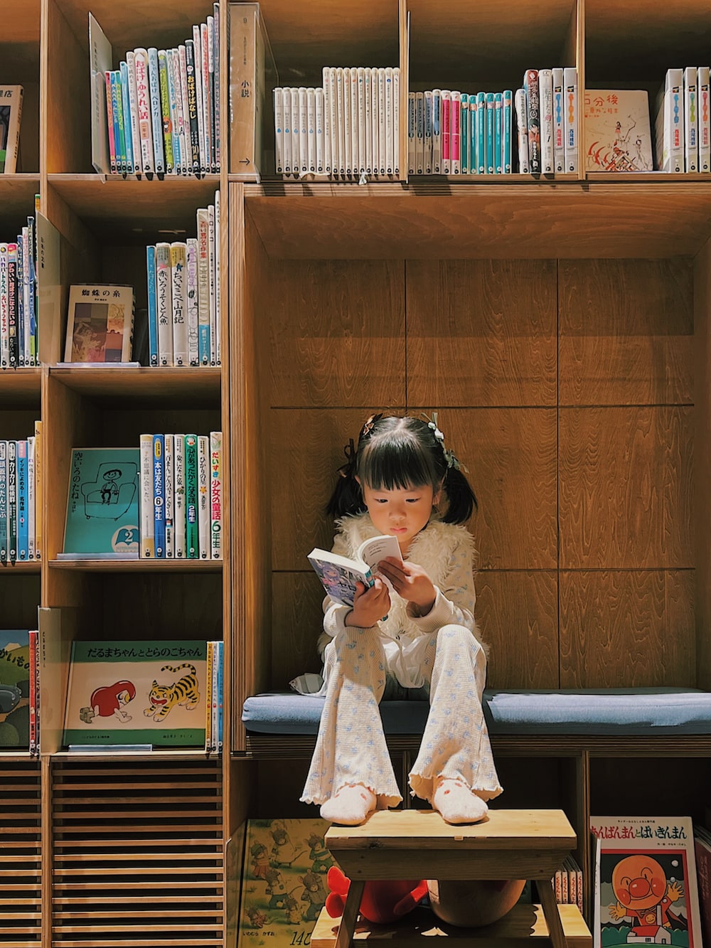 「キッズファッション、キッズコーデ、女の子コーデ、姉妹コーデ、休日スタイル、休日コーデ、お出かけコーデ、プチプラ、プチプラコーデ、春コーデ、春めき満開コーデ、セットアップ、バースデイ、西松屋」｜「H&Mのアイテム（ベスト、ホワイト系）」を使った、terukoさん（キッズ・100cm）の春コーディネートの3枚目の写真