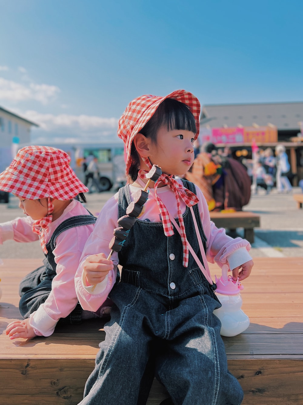 「女の子コーデ、姉妹コーデ、リンクコーデ、おそろいコーデ、休日スタイル、休日コーデ、お出かけコーデ、プチプラ、プチプラコーデ、春コーデ、春めき満開コーデ、チェック、リボン、オーバーオール、しまむら」｜「p.premierの２WAYリボン付きお花みたいなギンガムチェックハット（ハット、レッド系）」を使った、terukoさん（キッズ・100cm）の春コーディネートの2枚目の写真