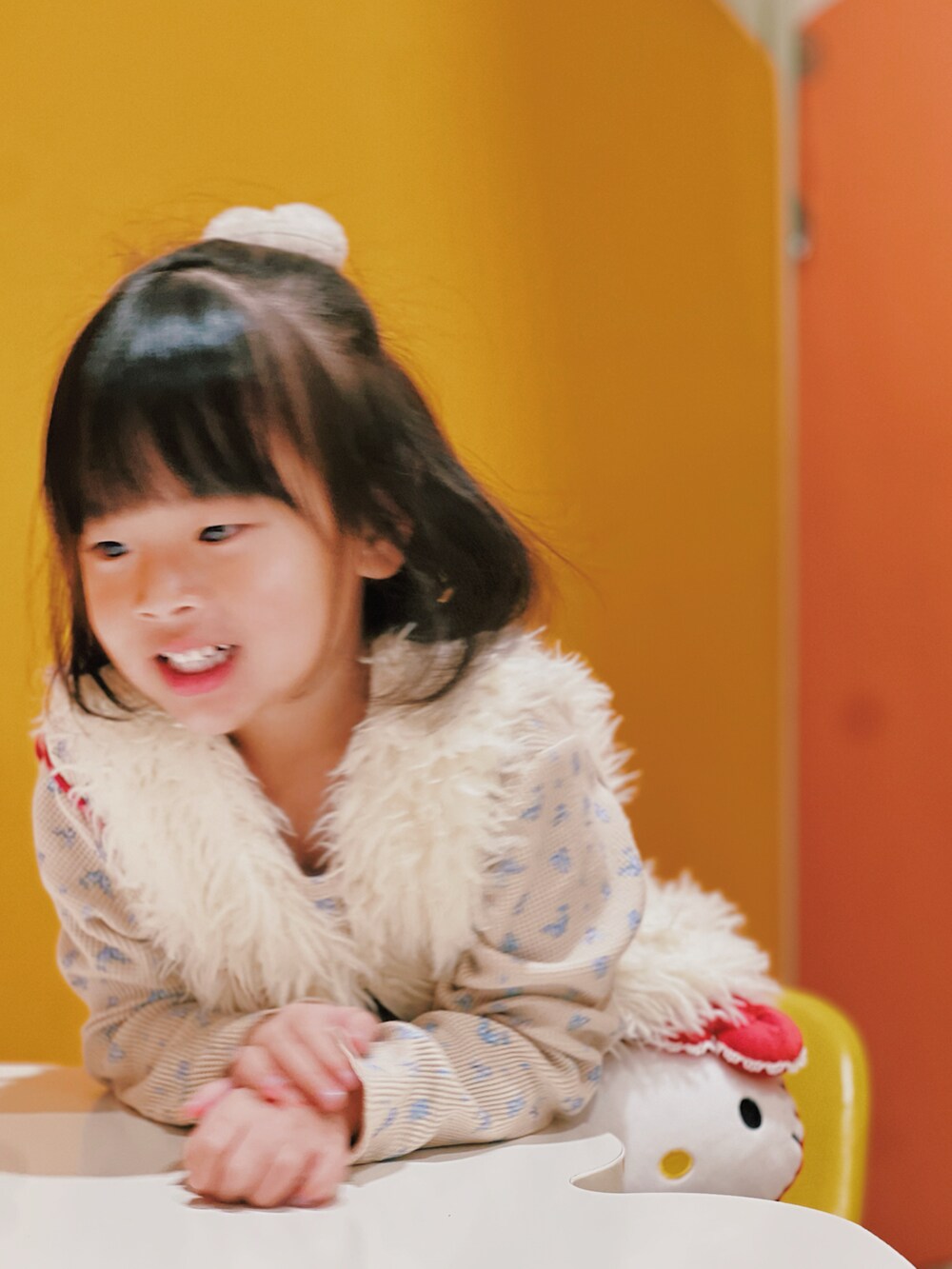 「キッズファッション、キッズコーデ、女の子コーデ、姉妹コーデ、リンクコーデ、おそろいコーデ、休日スタイル、休日コーデ、お出かけコーデ、プチプラ、プチプラコーデ、春色、春めき満開コーデ、セットアップ、バースデイ」｜「H&Mのアイテム（ベスト、ホワイト系）」を使った、terukoさん（キッズ・100cm）の春コーディネートの3枚目の写真