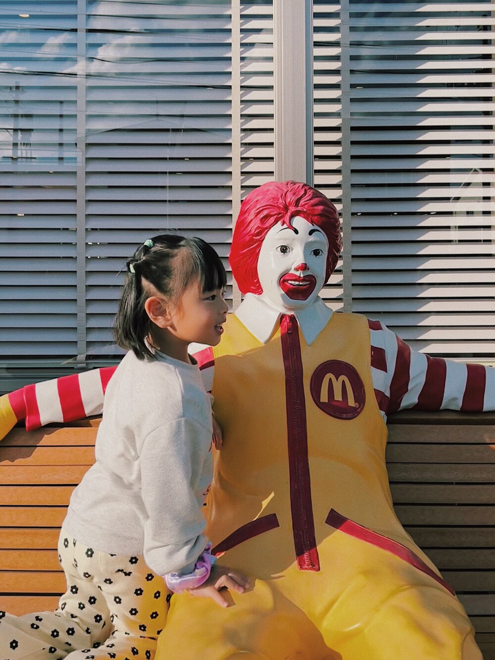 「キッズファッション、キッズコーデ、女の子コーデ、姉妹コーデ、リンクコーデ、おそろいコーデ、休日スタイル、休日コーデ、お出かけコーデ、プチプラ、プチプラコーデ、春色、春めき満開コーデ、スウェット、ワイドパンツ」｜「BRANSHESのアイテム（スウェット、グレー系）」を使った、terukoさん（キッズ・100cm）の春コーディネートの2枚目の写真