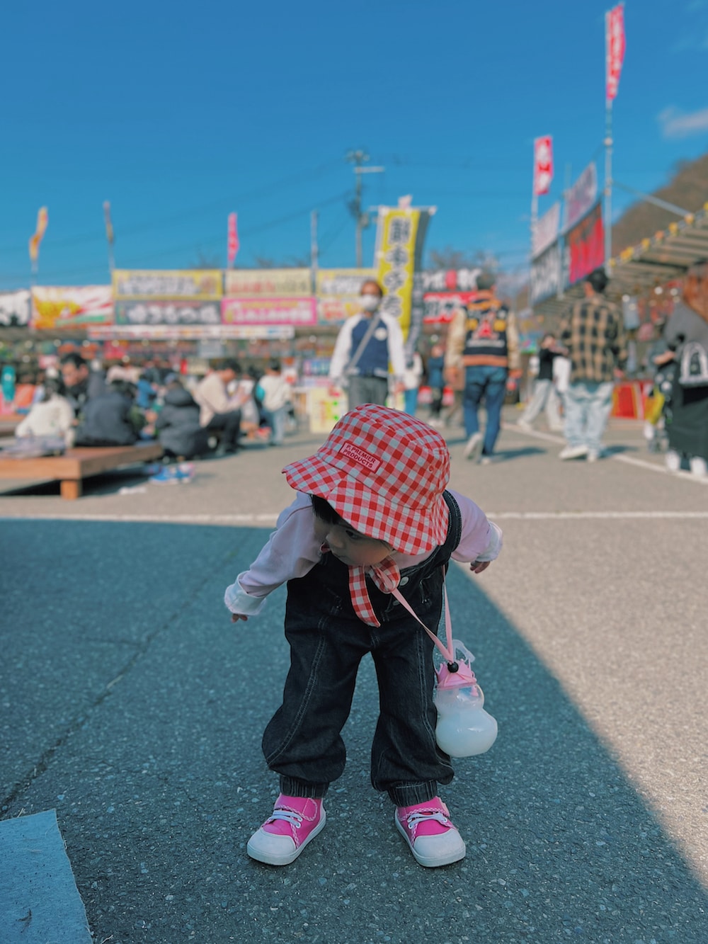 「女の子コーデ、姉妹コーデ、リンクコーデ、おそろいコーデ、休日スタイル、休日コーデ、公園スタイル、公園コーデ、プチプラ、プチプラコーデ、春コーデ、春めき満開コーデ、チェック、リボン、しまむら」｜「しまむらのアイテム（サロペット/オーバーオール、ブラック系）」を使った、terukoさん（キッズ・100cm）の春コーディネートの3枚目の写真