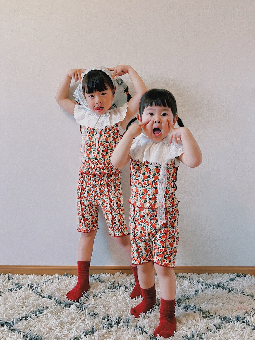 レッド系のタンクトップ、レッド系のその他パンツ、レッド系のタンクトップを着用したキッズの春コーディネートの4枚目の写真