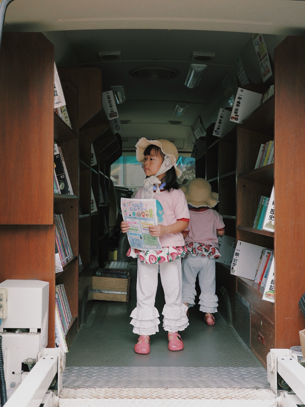 ピンク系のTシャツ/カットソー、ホワイト系のパンツ、ピンク系のサンダルを着用したキッズの夏コーディネートの4枚目の写真