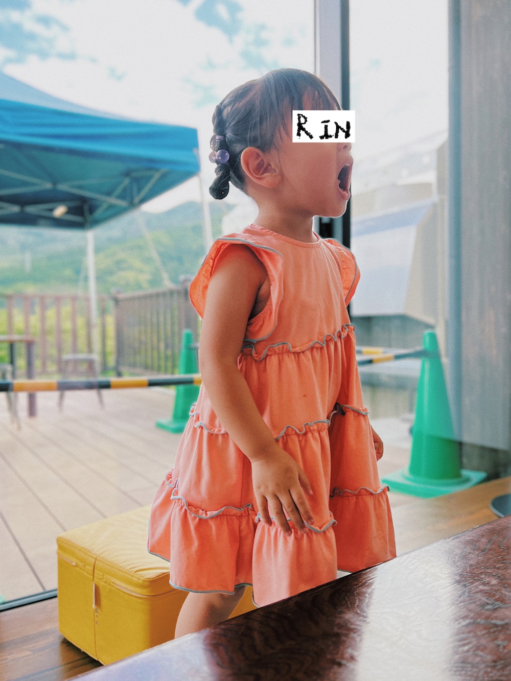 ピンク系のワンピース、ピンク系のサンダルを着用したキッズの夏コーディネートの3枚目の写真