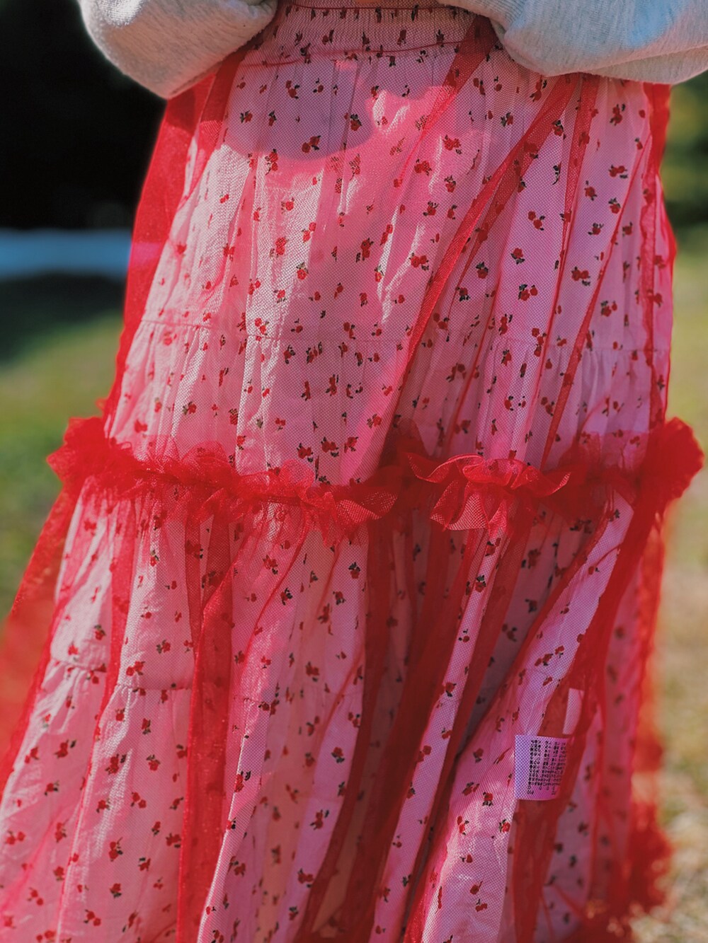 レッド系のワンピースを着用したキッズの春コーディネートの4枚目の写真