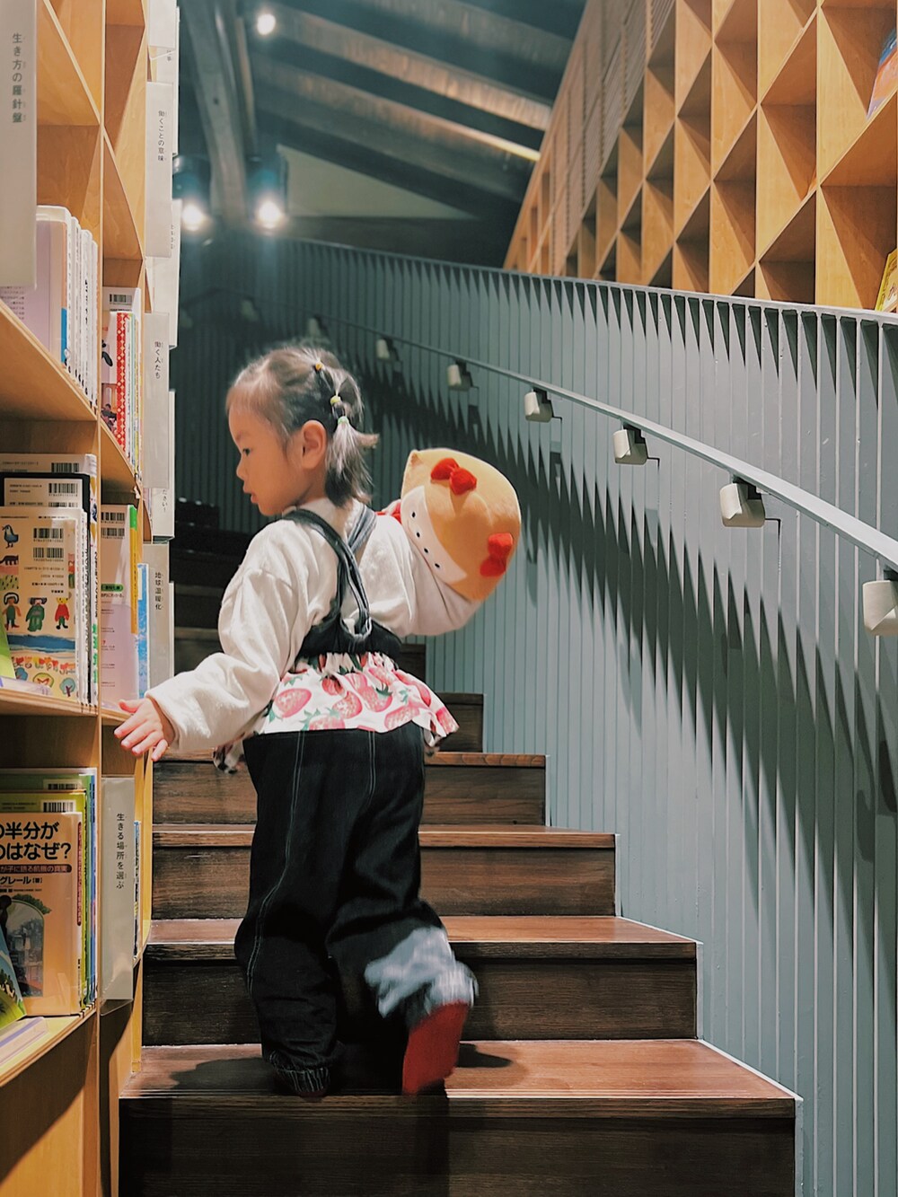 「キッズファッション、キッズコーデ、女の子コーデ、姉妹コーデ、リンクコーデ、休日スタイル、休日コーデ、プチプラ、プチプラコーデ、春色、春コーデ、春めき満開コーデ、オーバーオール、スカート」｜「BRANSHESのアイテム（スウェット、グレー系）」を使った、terukoさん（キッズ・100cm）の春コーディネートの4枚目の写真