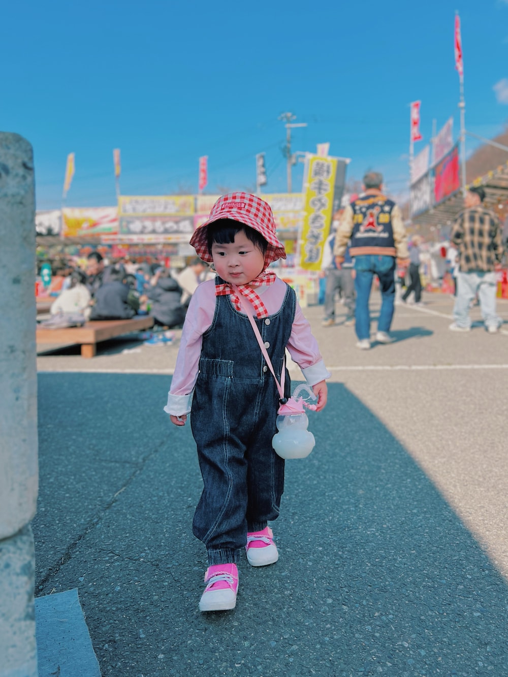 「女の子コーデ、姉妹コーデ、リンクコーデ、おそろいコーデ、休日スタイル、休日コーデ、公園スタイル、公園コーデ、プチプラ、プチプラコーデ、春コーデ、春めき満開コーデ、チェック、リボン、しまむら」｜「しまむらのアイテム（サロペット/オーバーオール、ブラック系）」を使った、terukoさん（キッズ・100cm）の春コーディネートの2枚目の写真