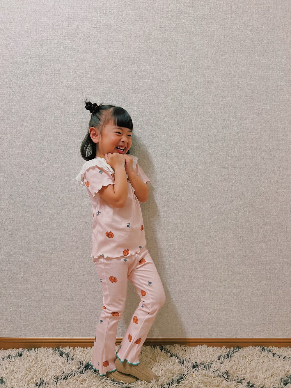 ピンク系のTシャツ/カットソー、ピンク系のパンツ、ホワイト系の付け襟を着用したキッズの春コーディネートの4枚目の写真