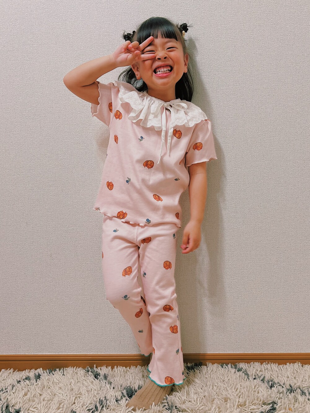 ピンク系のTシャツ/カットソー、ピンク系のパンツ、ホワイト系の付け襟を着用したキッズの春コーディネートの5枚目の写真