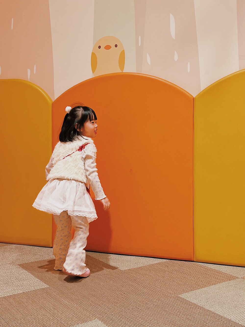 「キッズファッション、キッズコーデ、女の子コーデ、姉妹コーデ、リンクコーデ、おそろいコーデ、休日スタイル、休日コーデ、お出かけコーデ、プチプラ、プチプラコーデ、春色、春めき満開コーデ、セットアップ、バースデイ」｜「H&Mのアイテム（ベスト、ホワイト系）」を使った、terukoさん（キッズ・100cm）の春コーディネートの2枚目の写真