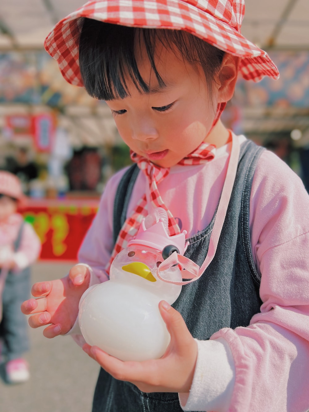 「女の子コーデ、姉妹コーデ、リンクコーデ、おそろいコーデ、休日スタイル、休日コーデ、お出かけコーデ、プチプラ、プチプラコーデ、春コーデ、春めき満開コーデ、チェック、リボン、オーバーオール、しまむら」｜「p.premierの２WAYリボン付きお花みたいなギンガムチェックハット（ハット、レッド系）」を使った、terukoさん（キッズ・100cm）の春コーディネートの5枚目の写真