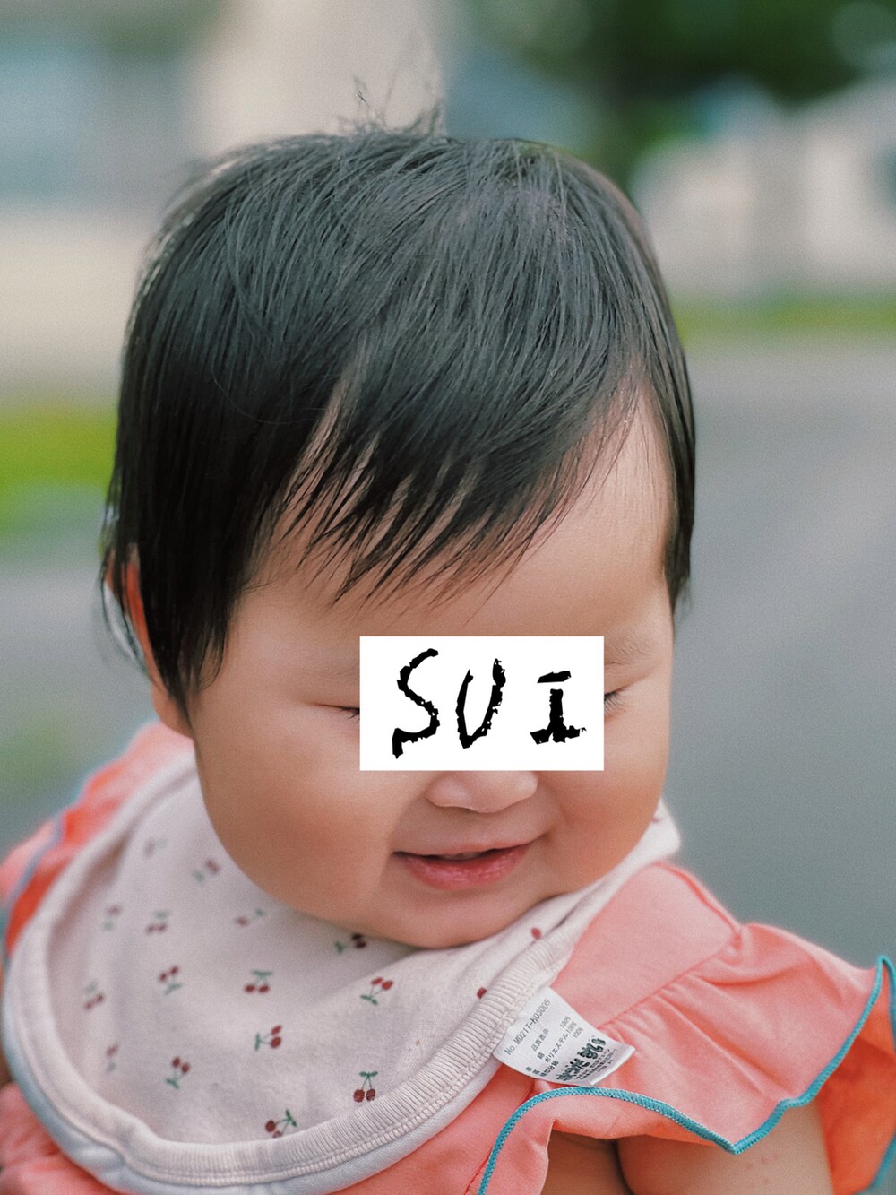 ピンク系のワンピース、ピンク系のサンダルを着用したキッズの夏コーディネートの2枚目の写真