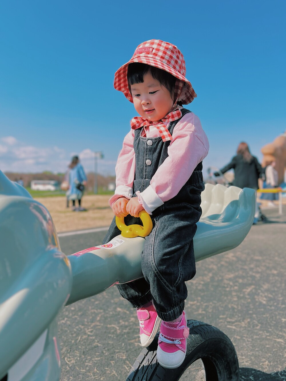 「女の子コーデ、姉妹コーデ、リンクコーデ、おそろいコーデ、休日スタイル、休日コーデ、公園スタイル、公園コーデ、プチプラ、プチプラコーデ、春コーデ、春めき満開コーデ、チェック、リボン、しまむら」｜「しまむらのアイテム（サロペット/オーバーオール、ブラック系）」を使った、terukoさん（キッズ・100cm）の春コーディネートの4枚目の写真