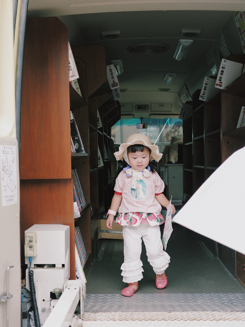 ピンク系のTシャツ/カットソー、ホワイト系のパンツ、ピンク系のサンダルを着用したキッズの夏コーディネートの3枚目の写真