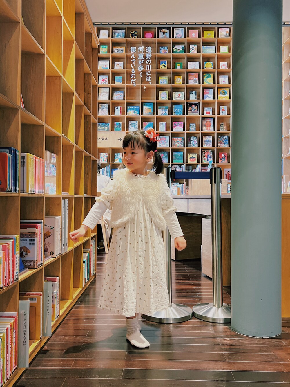 ホワイト系のワンピース、ホワイト系のベストを着用したキッズの春コーディネートの2枚目の写真