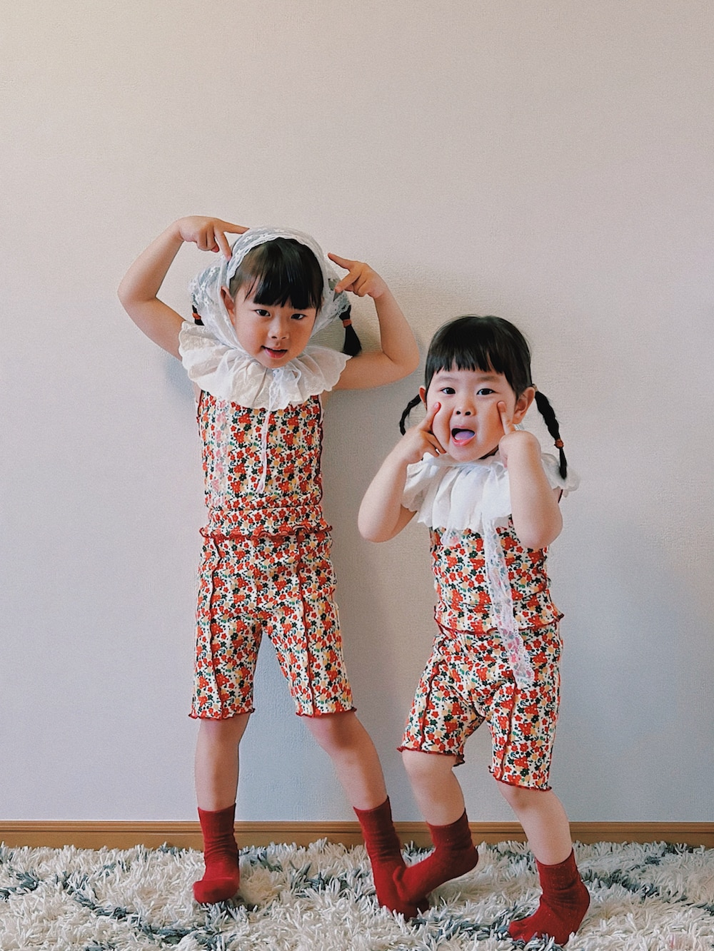 レッド系のタンクトップ、レッド系のその他パンツ、レッド系のタンクトップを着用したキッズの春コーディネートの3枚目の写真